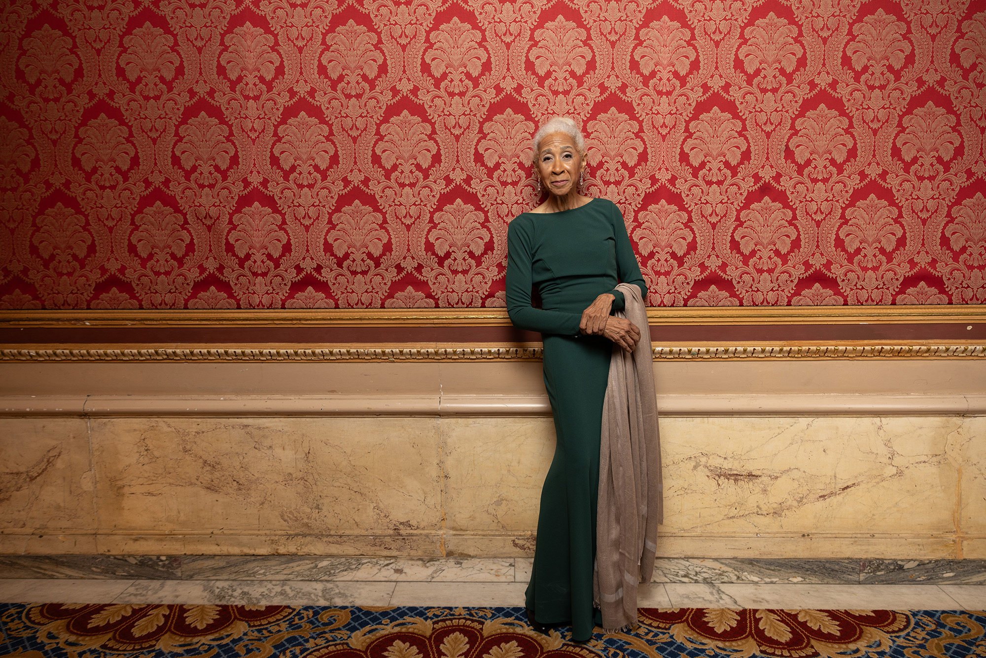 In her elegant column dress, Dianne leans against a wall in the grand Cleveland theatre, looking every bit as impressive as her surroundings.